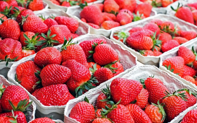 Купить Свежая Крупная Клубника - strawberries-1350482_1280.jpg